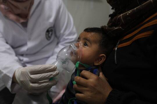 Syrien: Ein Kleinkind wird mit einem Beatmungsgerät versorgt. © Ärzte der Welt