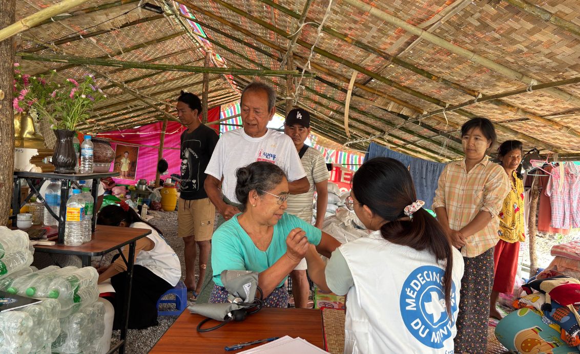 Nach einem Erdbeben in Myanmar versorgen unsere mobile Einheiten Verletzte. © Ärzte der Welt