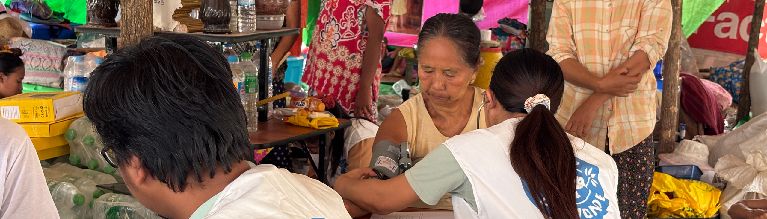 Mitarbeiter*innen von Ärzte der Welt untersuchen Patient*innen in der mobilen Klinik in Myanmar. © Ärzte der Welt