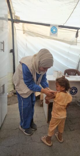 Gaza: Eine Mitarbeiterin von Ärzte der Welt misst den Armumfang eines kleinen Mädchens. © Ärzte der Welt