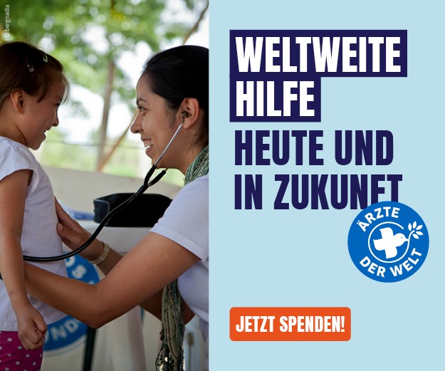 Werbebanner mit dem Motiv Kinder: Weltweite Hilfe, heute und in Zukunft. Ein Kind wird von einer Ärztin untersucht. © Ärzte der Welt, Nadia Berg