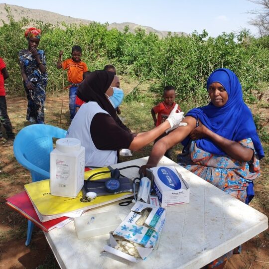 Äthiopien: Eine Frau wird von einer Ärztin geimpft. Ärzte der Welt leistet medizinische Hilfe in Äthiopien. © Ärzte der Welt