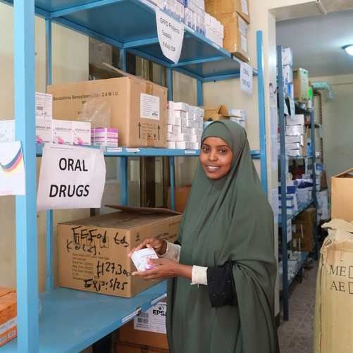 Eine Apothekerin aus Äthiopien steht vor einem Regal mit Medikamenten. © Ärzte der Welt
