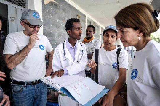 Die Mitarbeitenden vor Ort überwachen nach strengen Richtlinien den Fortschritt der Projekte. © Quentin Top