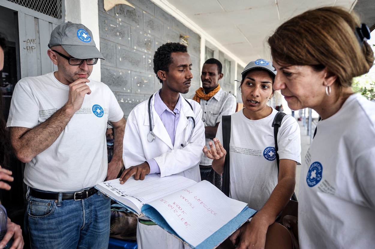 Die Mitarbeitenden vor Ort überwachen nach strengen Richtlinien den Fortschritt der Projekte. © Quentin Top