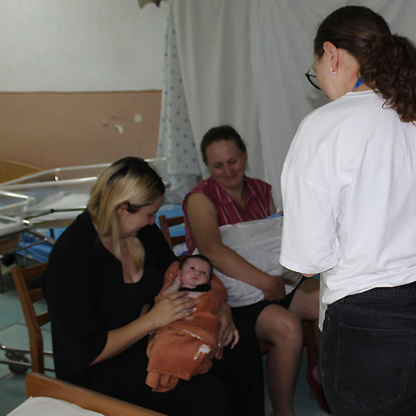 Zwei frisch entbundene Mütter mit ihren Babys beim Stillkurs in Winnyzja. Foto: Larysa Chorna