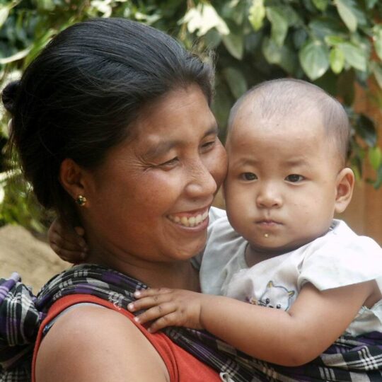 Myanmar: Eine Frau hält ihr Baby auf dem Arm. Ärzte der Welt leistet medizinische Hilfe in Myanmar. © Ärzte der Welt