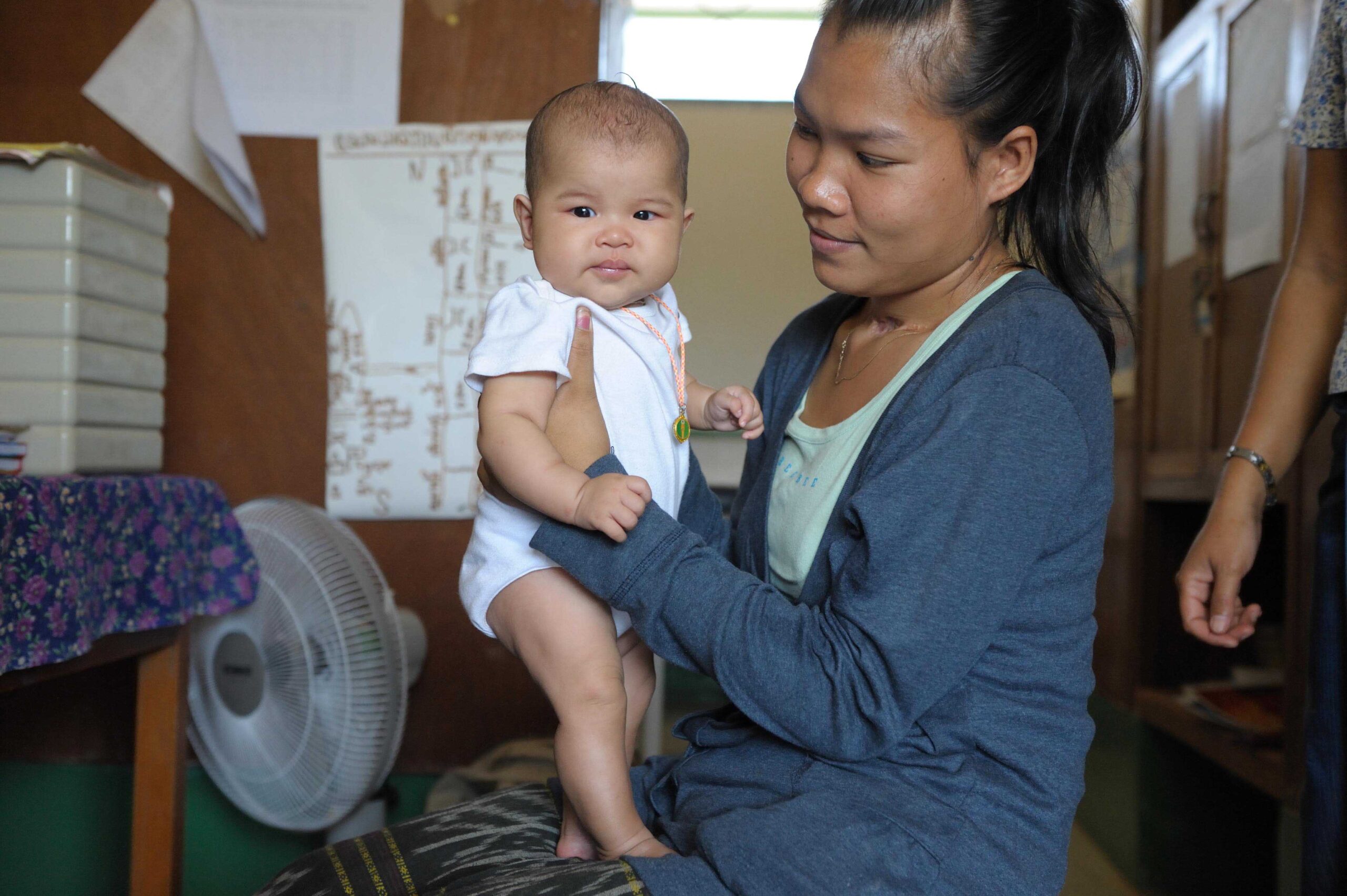 Eine junge Mutter und ihr Baby im Gesundheitszentrum Nadee in Laos.