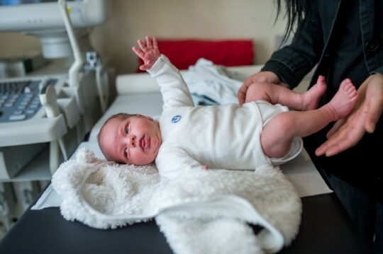 Ein Neugeborenes in der Anlaufstelle in Hamburg. © Ärzte der Welt