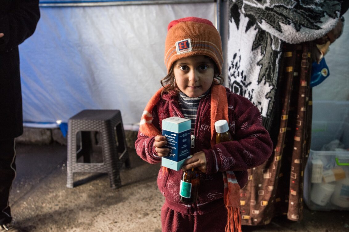 © Guillaume Pinon Irak: Ein Kind hält Medikamente in den Händen. Ärzte der Welt leistet medizinische Hilfe, u.a. für geflüchtete Menschen. © Guillaume Pinon