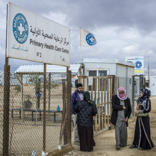 Jordanien: Eine Familie steht vor dem Eingang eines Gesundheitszentrums von Ärzte der Welt. © Oliver Papegnies