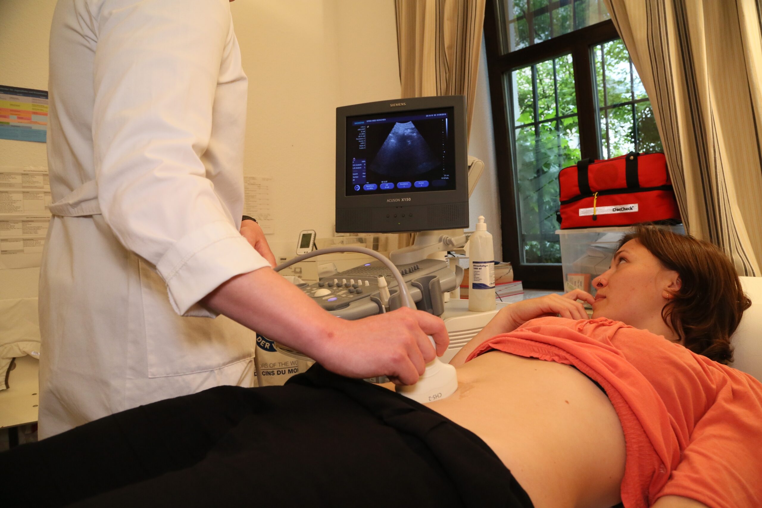 Eine Patientin wird per Ultraschall untersucht. Symbolbild © Mike Yousaf