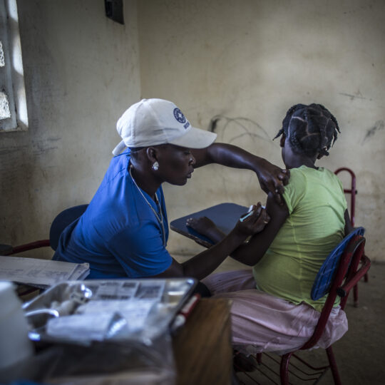 Eine Patientin wird von einer Mitarbeiterin von Ärzte der Welt in Haiti geimpft. © Ärzte der Welt