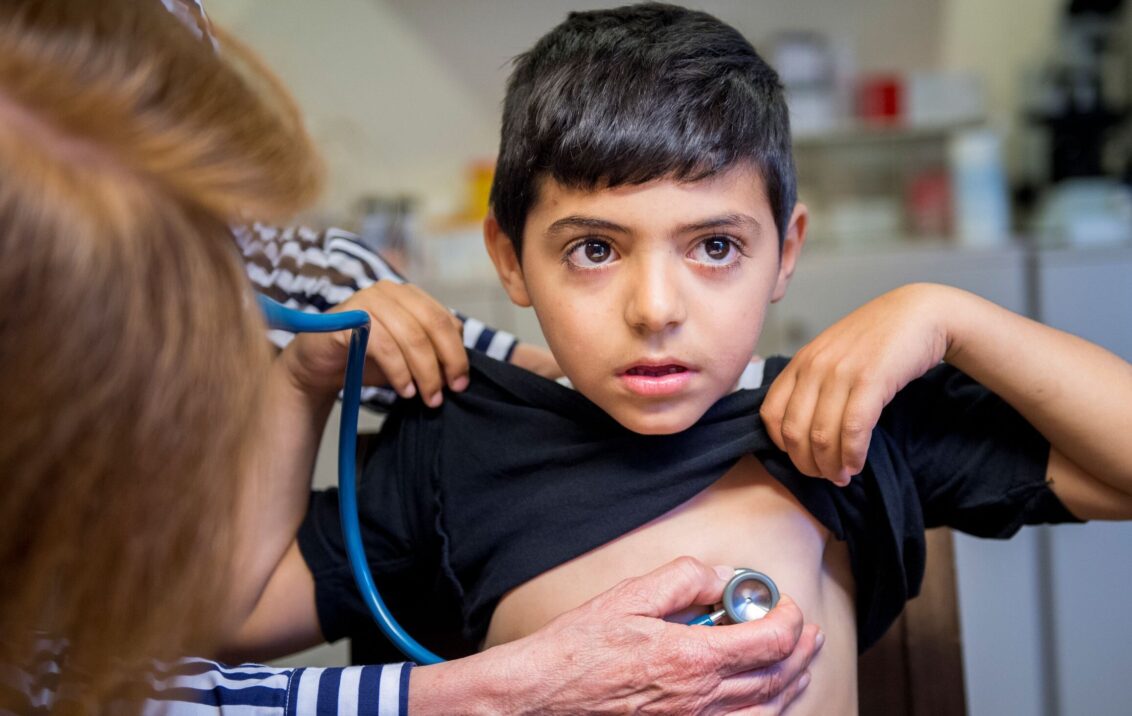 Eine Ärztin untersucht einen Jungen in der medizinischen Anlaufstelle von open.med Hamburg im Westend.