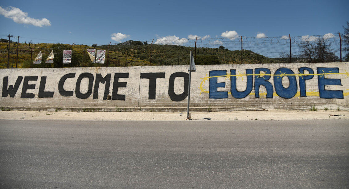 © Chris Schmid Ein Graffitto mit der Aufschrift „Willkommen in Europa“ an den Mauern eines Flüchtlingslagers in Griechenland.