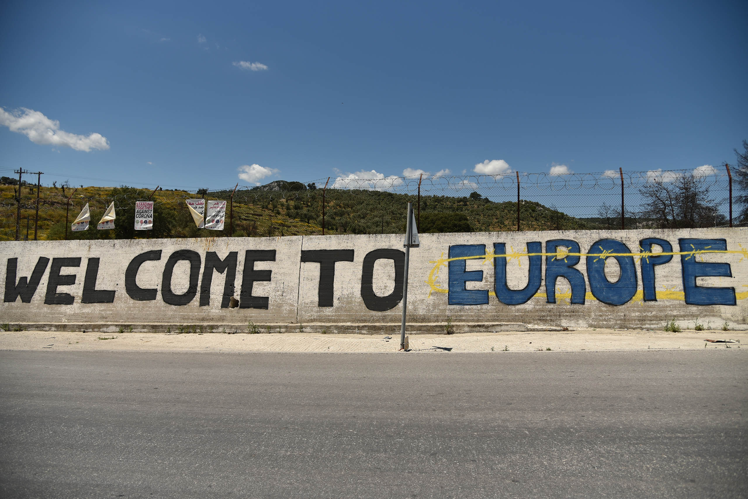 Ein Graffitto mit der Aufschrift „Willkommen in Europa“ an den Mauern eines Flüchtlingslagers in Griechenland.