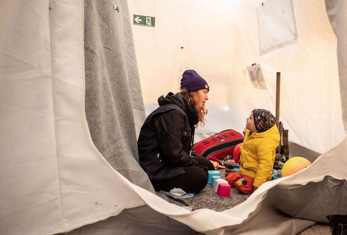 Türkei: Ein Kind und eine Frau sitzen in einem Zelt nach den schweren Erdbeben in der Türkei und Syrien. © Olivier Papegnies