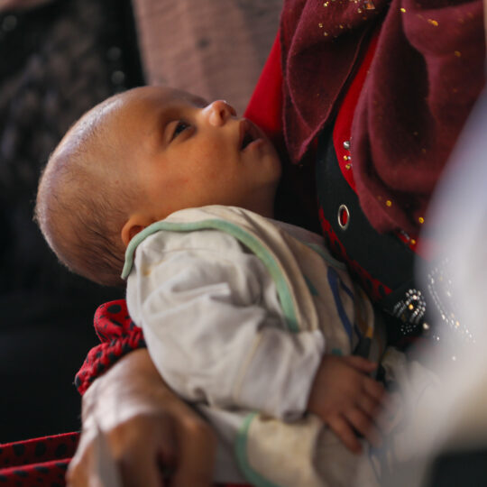 Syrien: Ein Baby auf dem Arm. © Ärzte der Welt