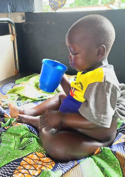 Ein Kind in der Klinik in Bouca erhält Spezialnahrung. Foto: Ärzte der Welt