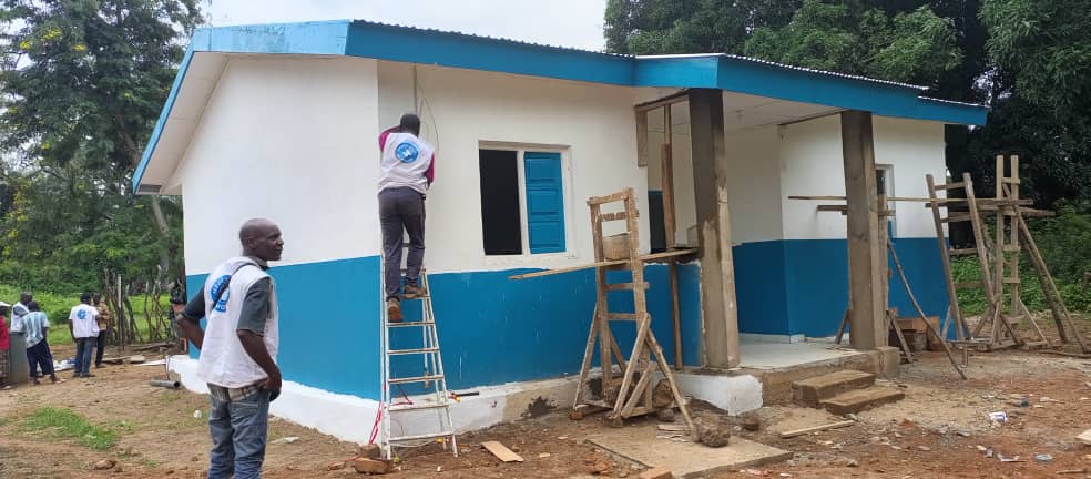Mitarbeiter sanieren das Geburtshaus bzw.  in Ngatoua. Foto: Ärzte der Welt