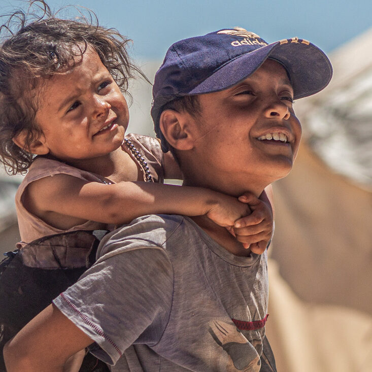 Syrien: Kinder spielen in einem Zeltlager. Ärzte der Welt leistet medizinische Hilfe nach dem Erdbeben in der Türkei und Syrien. © Ärzte der Welt