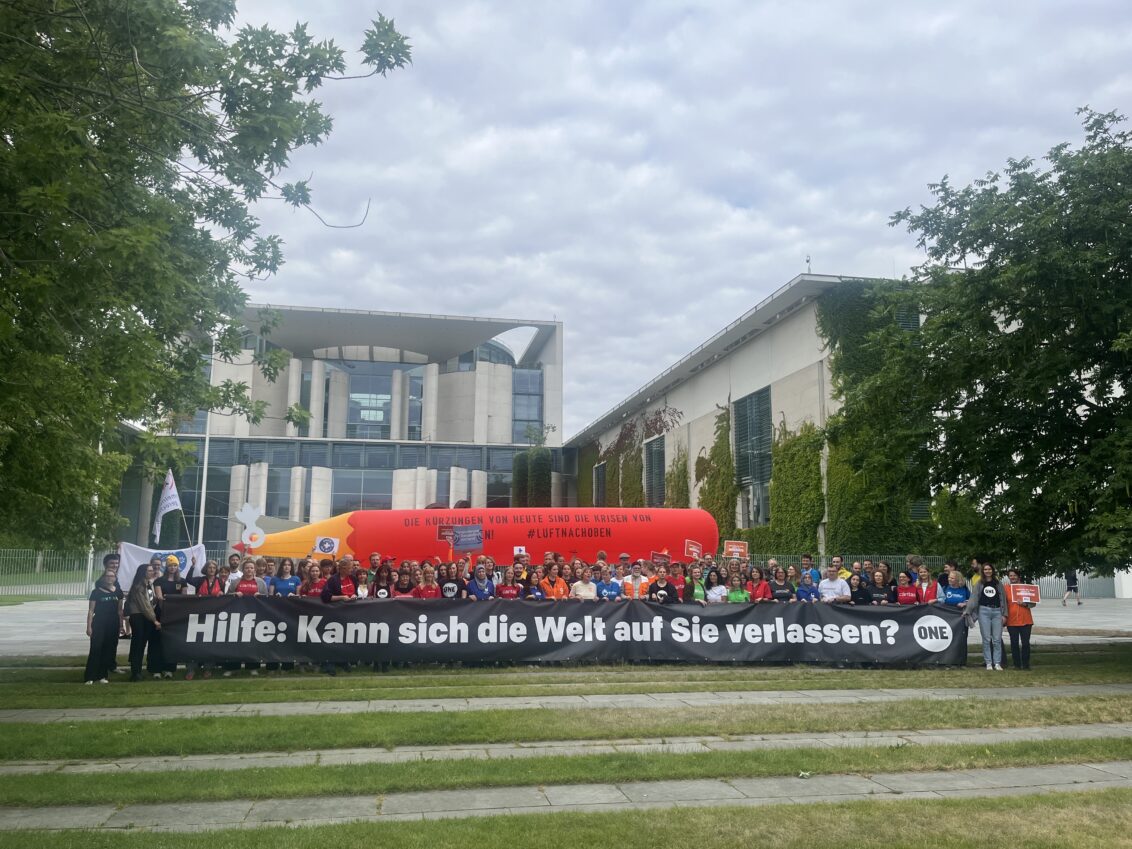 12-Meter-Rotstift vor dem Kanzleramt