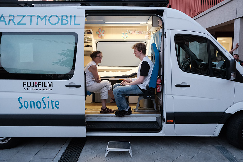 Zwei Ärzte der Welt-Mitarbeitende bei einem Einsatz im Behandlungsbus. Foto: Ärzte der Welt