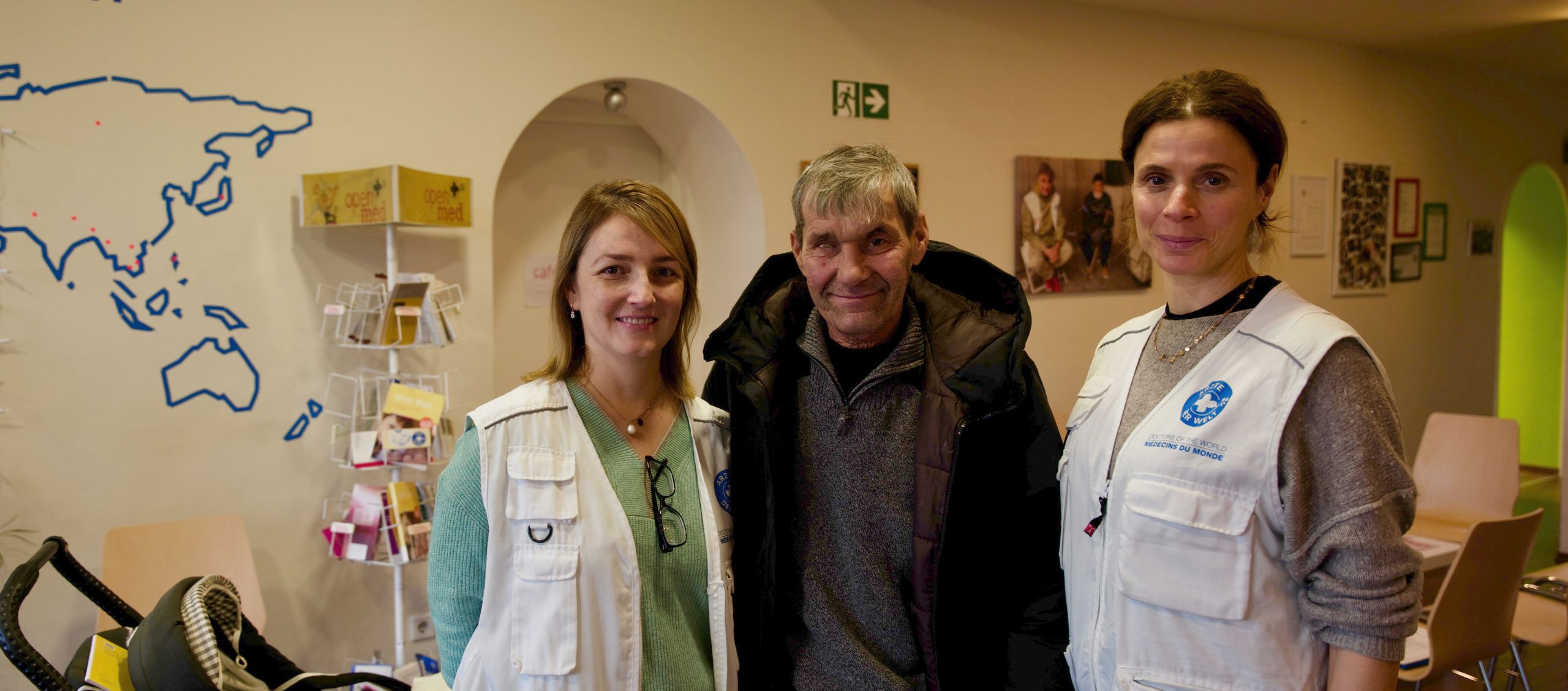 Mitarbeiterinnen von Ärzte der Welt mit einem Patienten. © Till Mayer