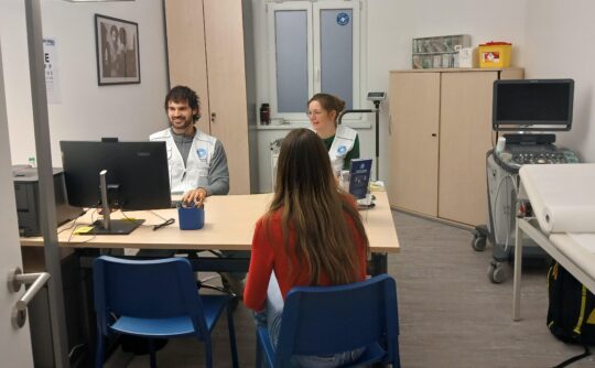 Patientin im Gespräch mit dem ehrenamtlichen Team von open.med Magdeburg. © Ärzte der Welt