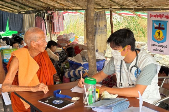 Myanmar: Ein Mann bekommt medizinische Hilfe von einem Arzt in einer mobilen Klinik in Manalay. © Ärzte der Welt