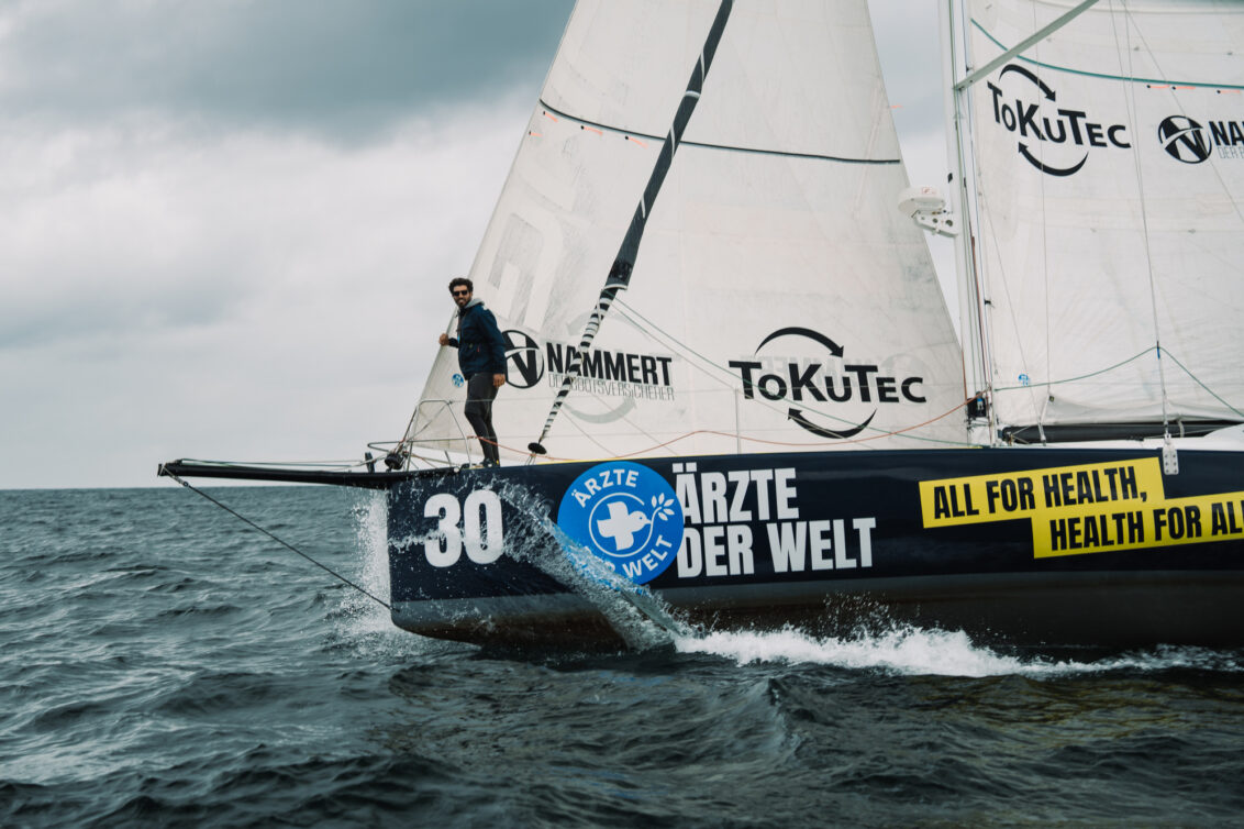 Island: Der Einhandsegler Nicolas Manthos umsegelt Island. © Laurenz Jocheim