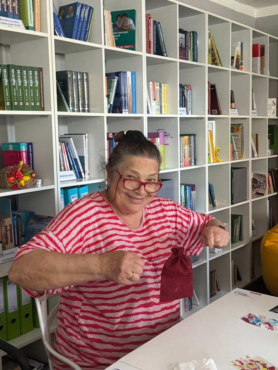 Teilnehmerin eines Aromatherapie-Workshops von Ärzte der Welt. Foto: Ärzte der Welt