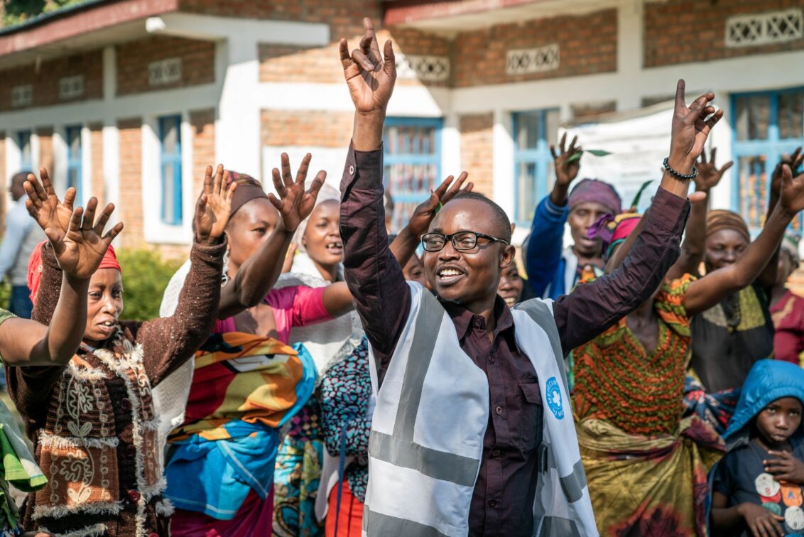 Kongo: EIne Gruppe Menschen lacht und hält die Arme in die Luft gestreckt. ©Caroline Thirion