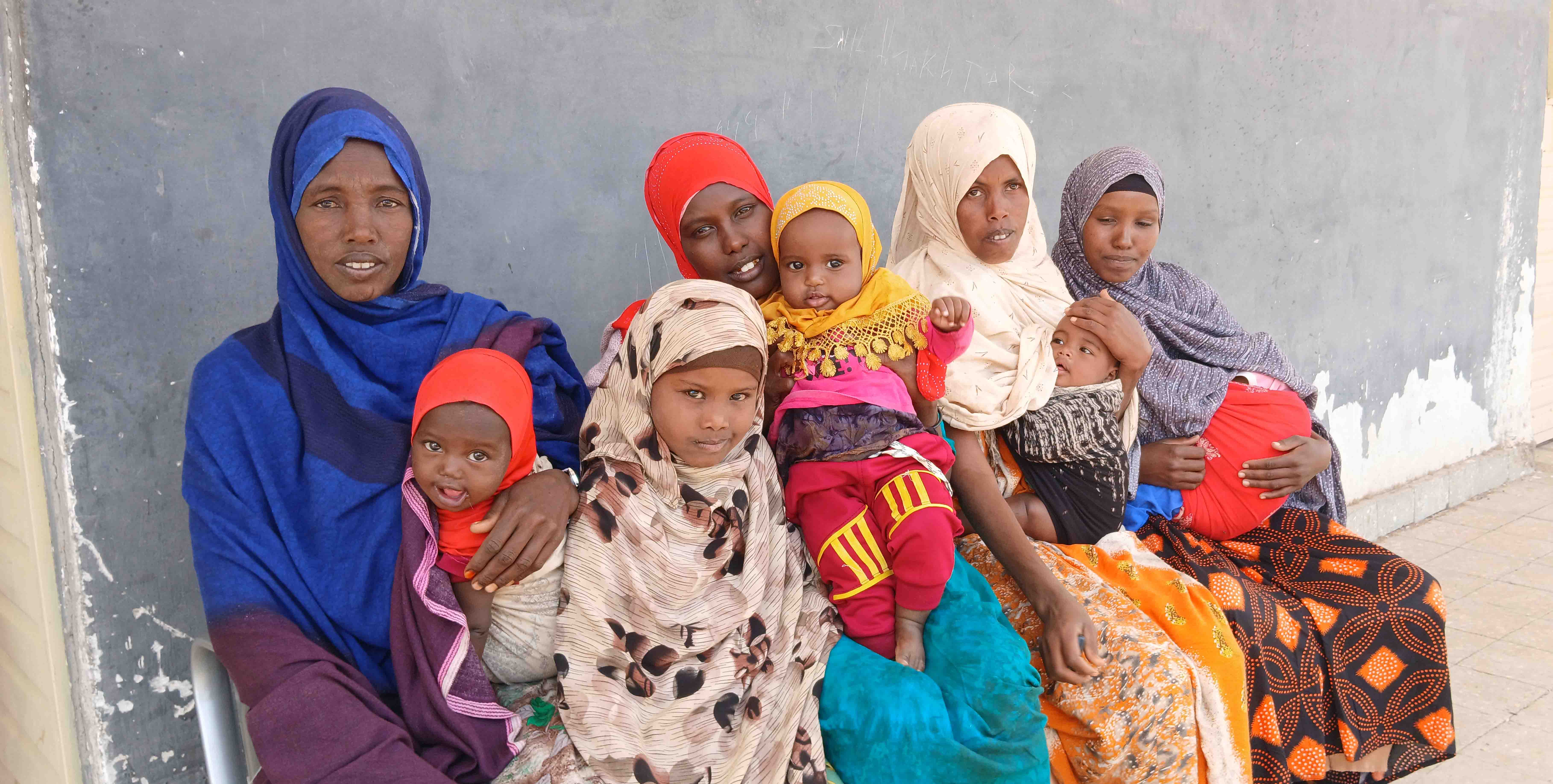 Mütter warten mit ihren Kindern vor einer Gesundheitsstation in Tantomi, Äthiopien. Foto: Ärzte der Welt