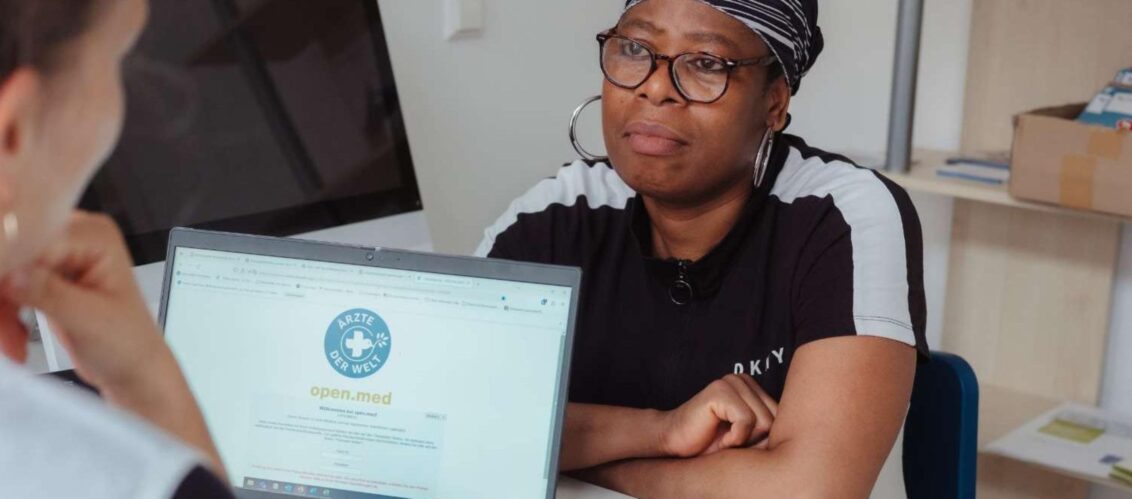 Foto: Max Avdeev eine Patientin bei der Beratung mit einem Ärzte der Welt Mitarbeiter. Foto: Max Avdeev