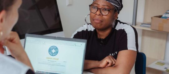 eine Patientin bei der Beratung mit einem Ärzte der Welt Mitarbeiter. Foto: Max Avdeev