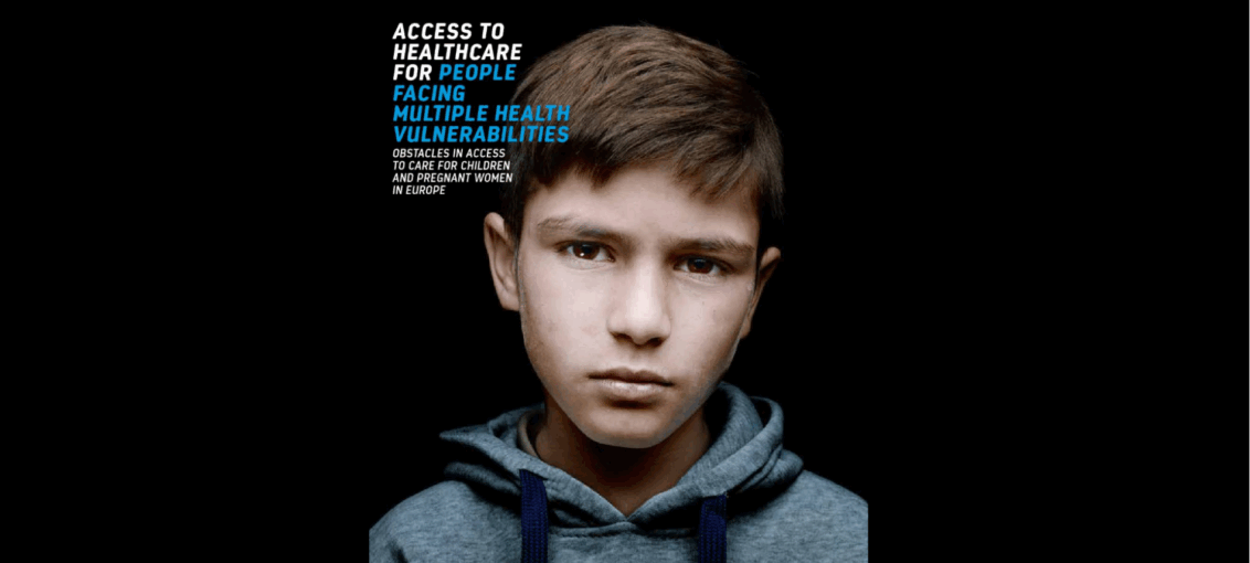© Denis Rouvre Kind mit ernstem Blick steht vor schwarzem Hintergrund. Daneben folgender Text: Access to healthcare for people facing multiple health vulnerabilities Obstacles in access to care for children and pregnant women in Europe