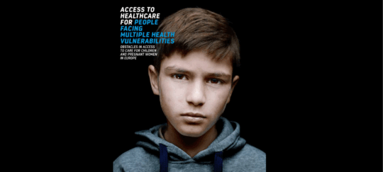 Kind mit ernstem Blick steht vor schwarzem Hintergrund. Daneben folgender Text: Access to healthcare for people facing multiple health vulnerabilities Obstacles in access to care for children and pregnant women in Europe