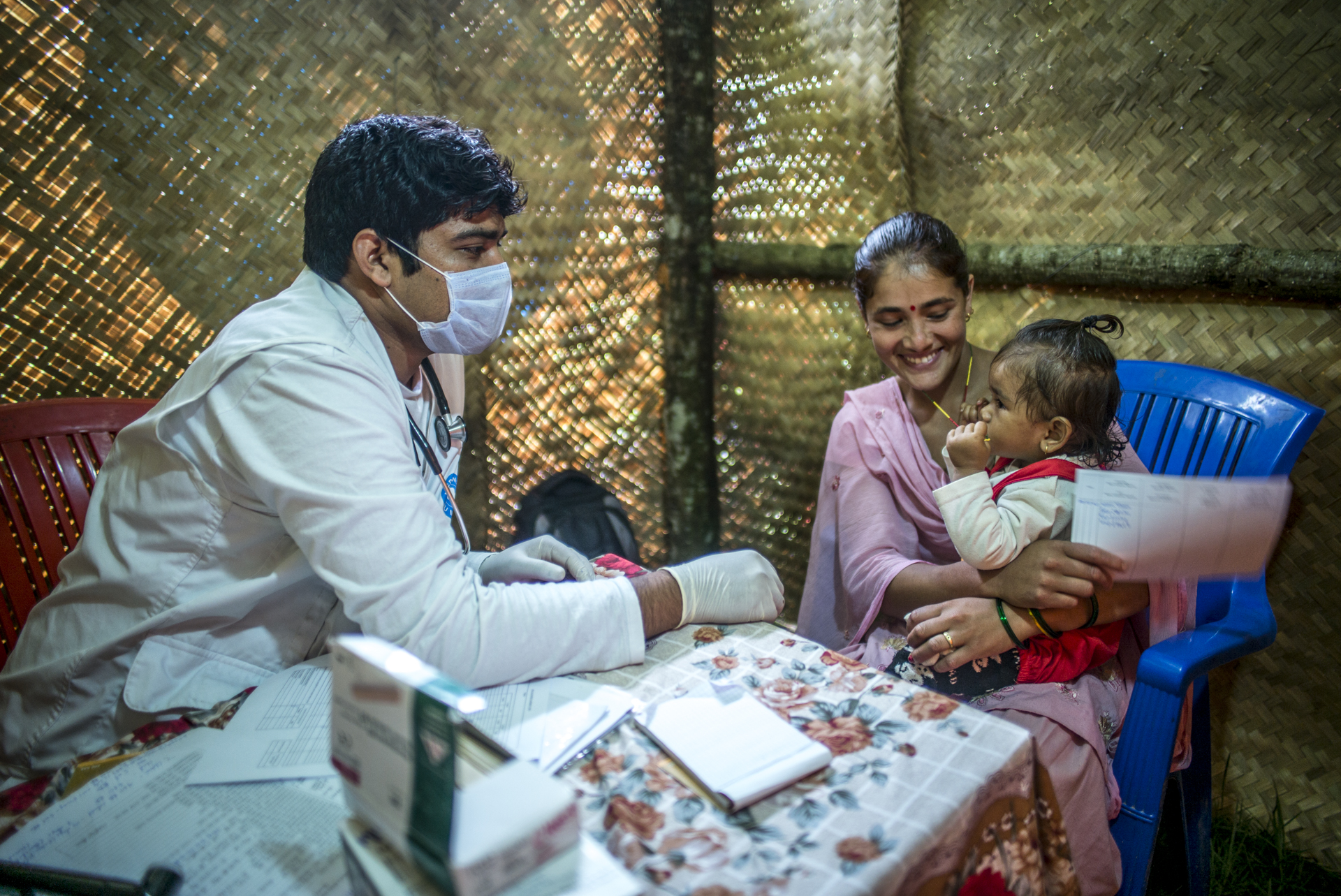 Eine Frau und ihr Kind werden von unserem Arzt in Nepal behandelt. © Olivier Papegnies