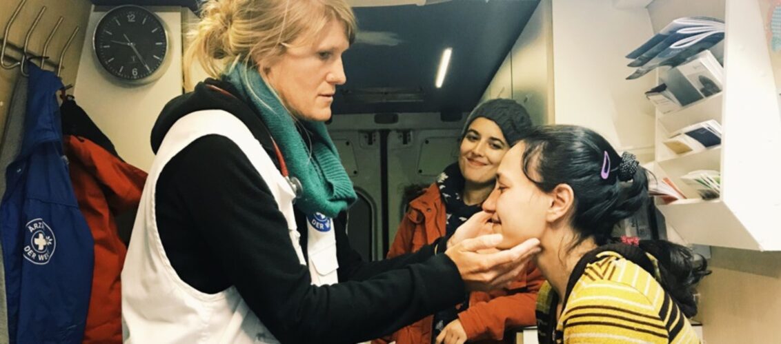 Foto: Ärzte der Welt Eine Mitarbeiterin von Ärzte der Welt versorgt eine Patientin. Foto: Ärzte der Welt