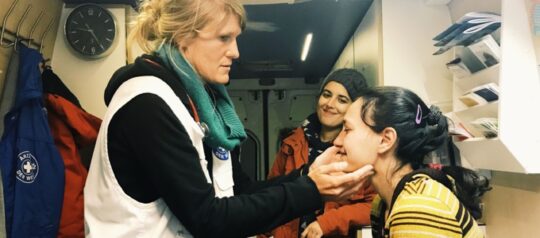 Eine Mitarbeiterin von Ärzte der Welt versorgt eine Patientin. Foto: Ärzte der Welt