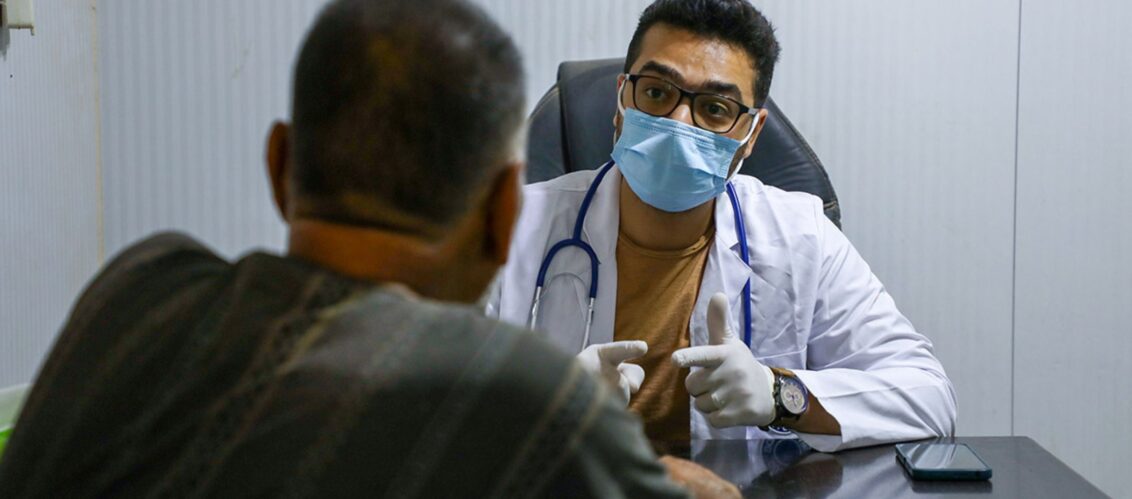 Foto: Ärzte der Welt ein Patient im Gespräch mit einem Ärzte der Welt Mitarbeiter. Foto: Ärzte der Welt