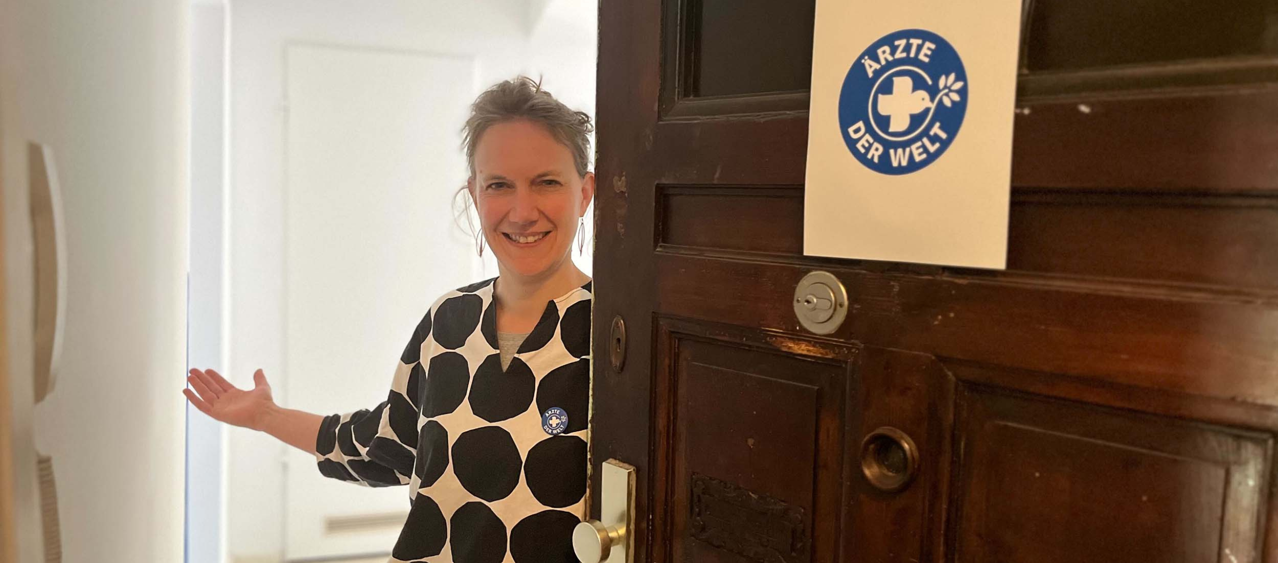 Ärzte der Welt: Mitarbeiterin öffnet die Tür