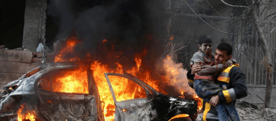 Ein Feuerwehrmann rettet ein Kind aus einem Feuer