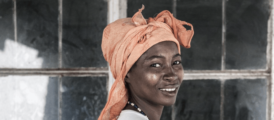 ©Masja Stolk Frau aus Sierra Leone, Westafrika lächelt in die Kamera