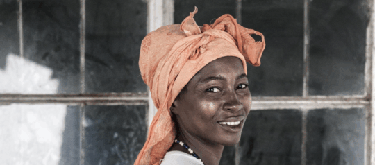 Frau aus Sierra Leone, Westafrika lächelt in die Kamera