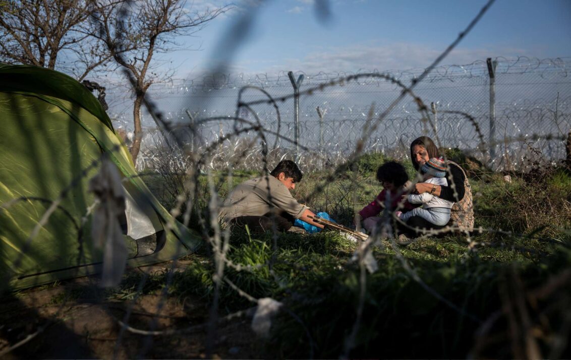 © Olmo Calvo Griechenland: Eine Familie sitzt zwischen Stacheldrahtzäunen. © Olmo Calvo
