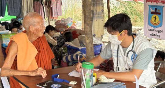 Myanmar: Ein Mann bekommt medizinische Hilfe von einem Arzt in einer mobilen Klinik in Manalay. © Ärzte der Welt