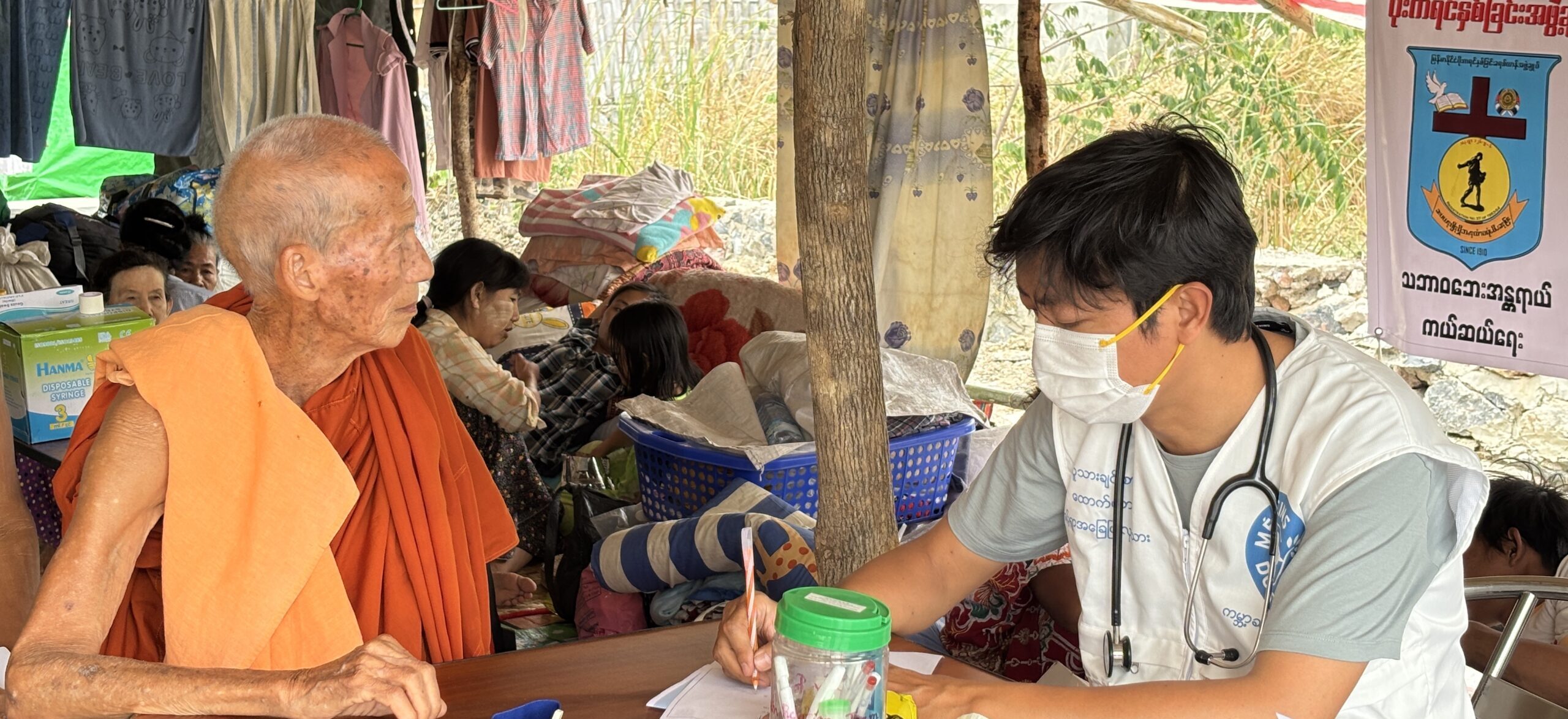 © Ärzte der Welt Myanmar: Ein Mann bekommt medizinische Hilfe von einem Arzt in einer mobilen Klinik in Manalay. © Ärzte der Welt