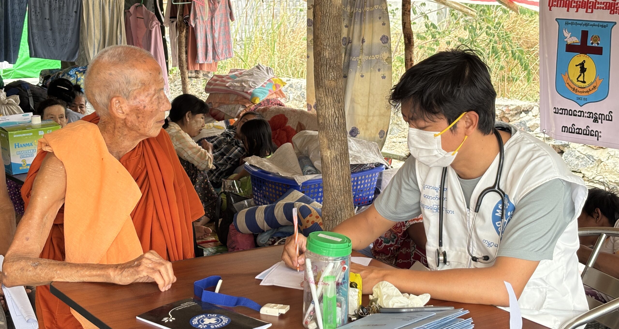 Myanmar: Ein Mann bekommt medizinische Hilfe von einem Arzt in einer mobilen Klinik in Manalay. © Ärzte der Welt